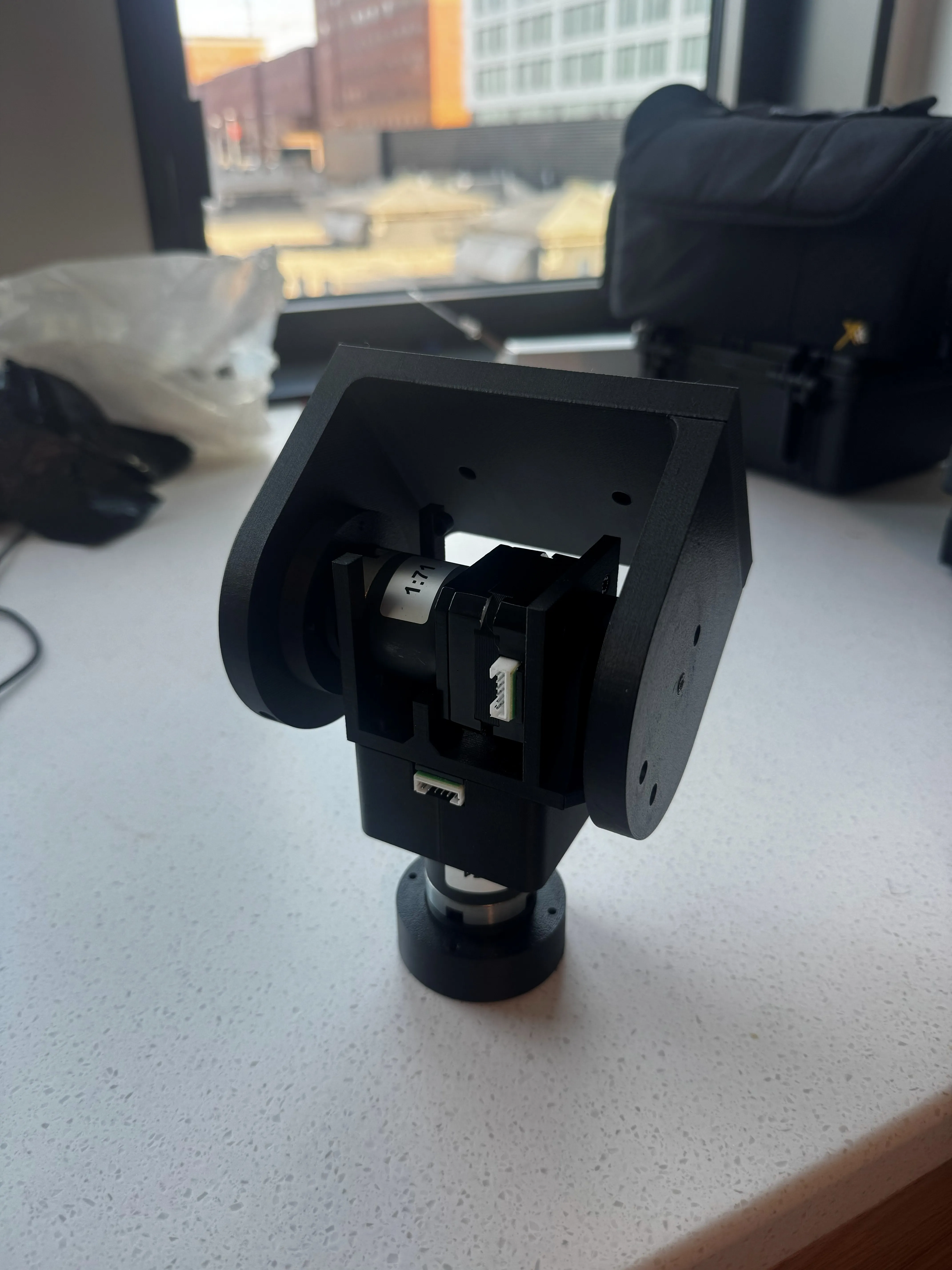The assembled dual-axis mount — a 3D-printed altitude fork on an azimuth base, driven by a stepper motor through a planetary gearbox labelled 1:71.